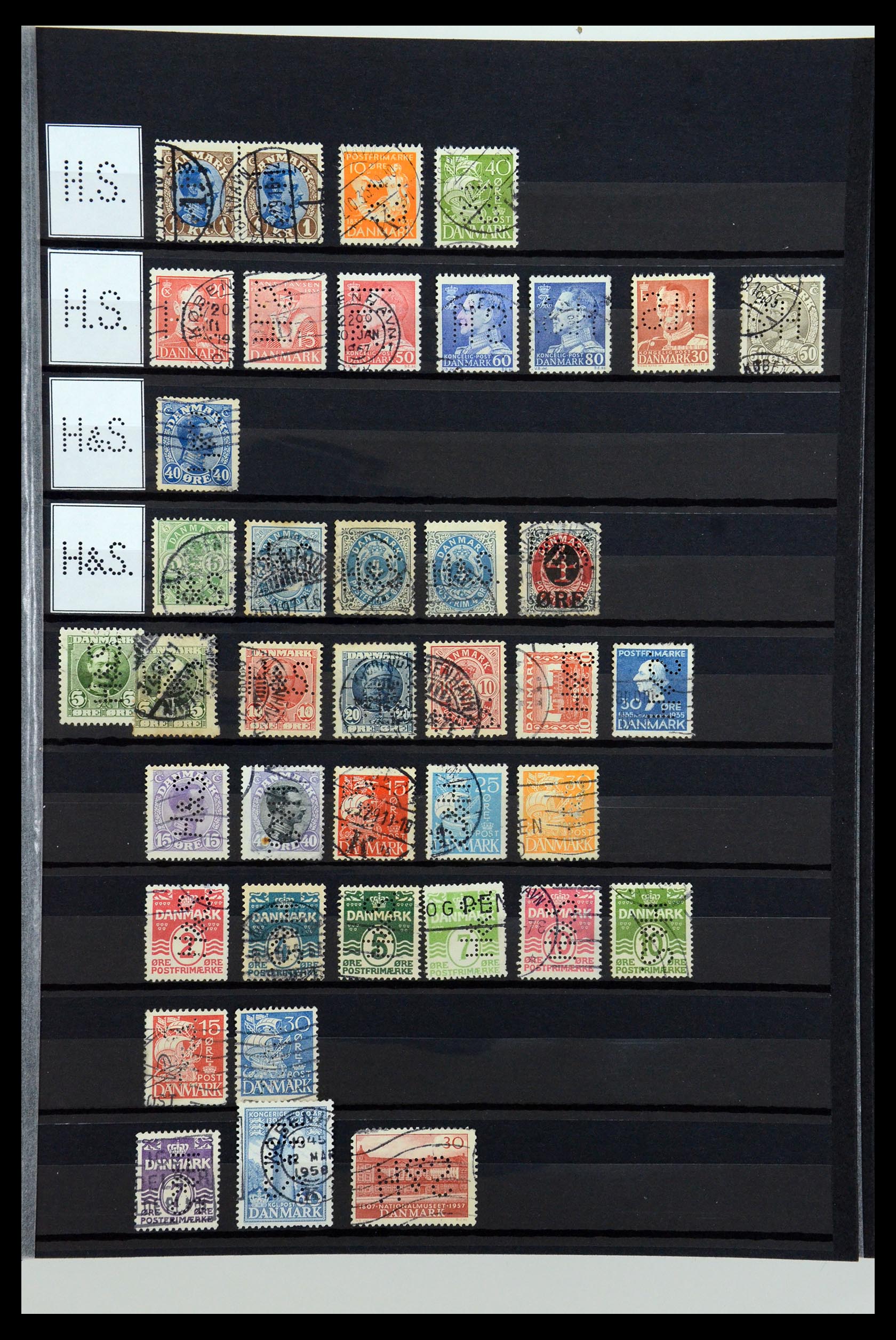 36396 135 - Postzegelverzameling 36396 Denemarken perfins.