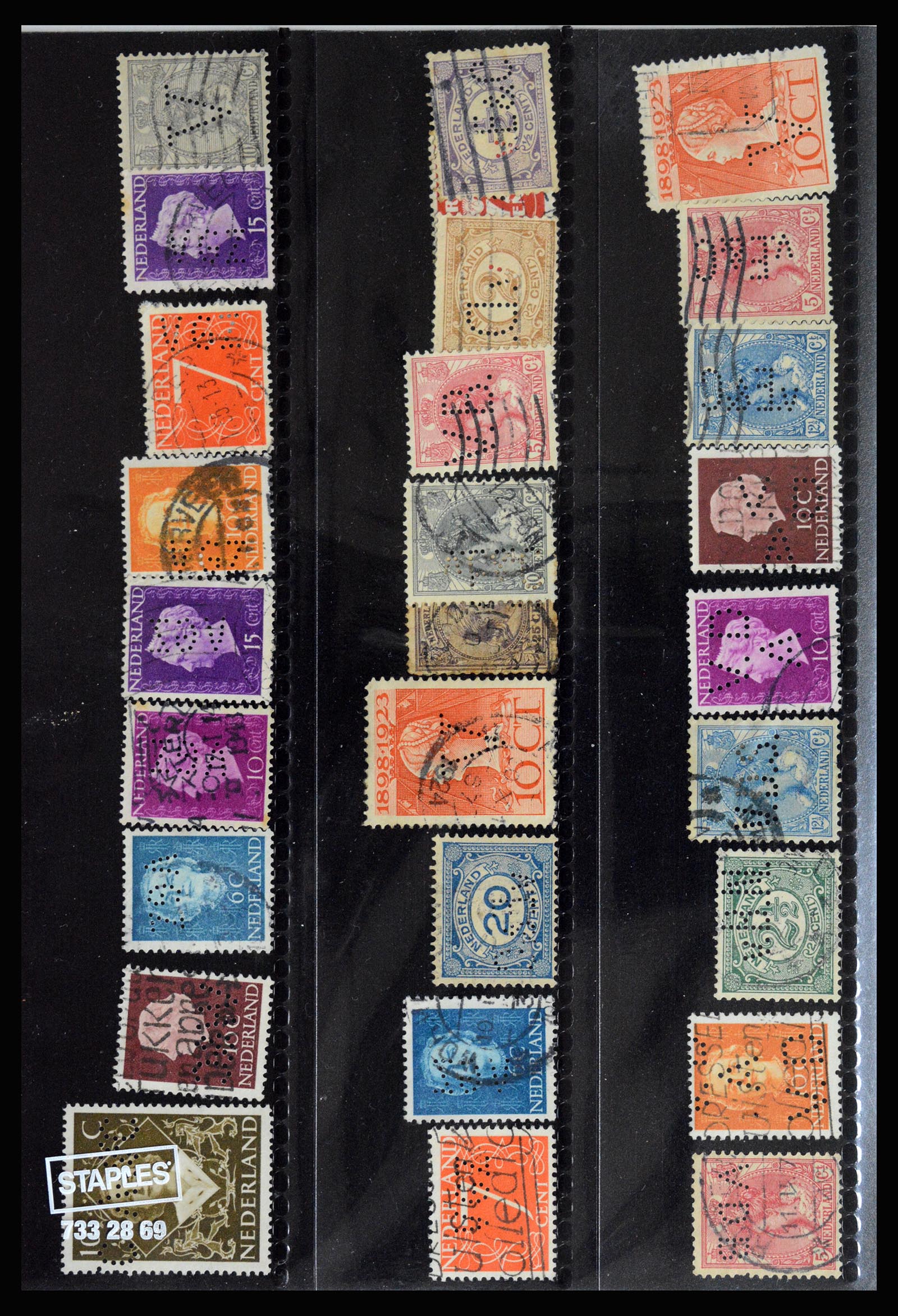 36849 041 - Postzegelverzameling 36849 Nederland perfins 1891-1960.