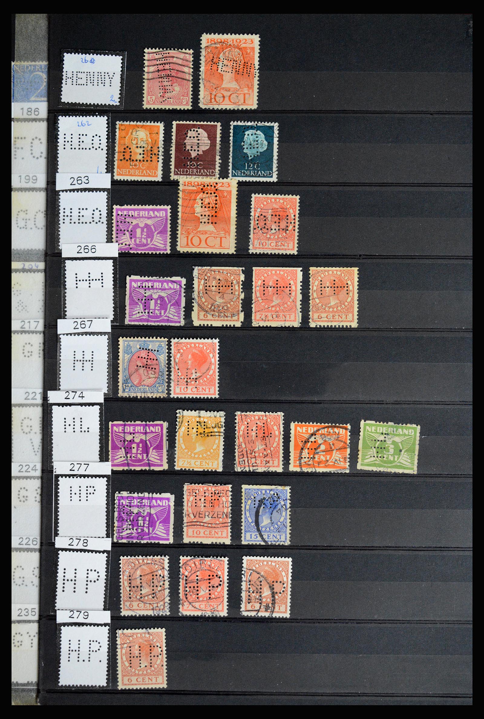 36849 054 - Postzegelverzameling 36849 Nederland perfins 1891-1960.