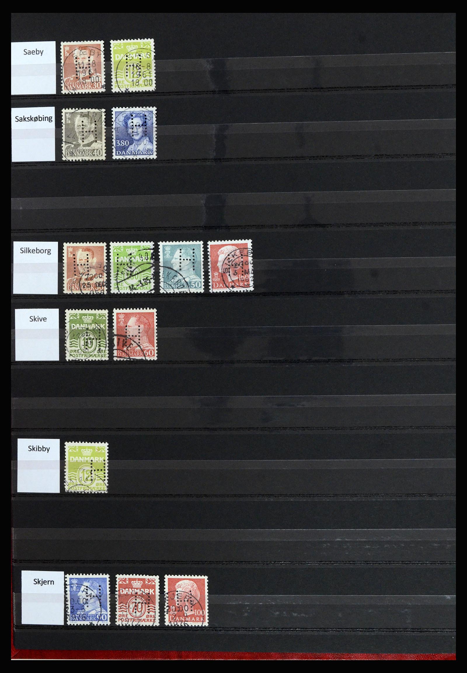 37056 010 - Postzegelverzameling 37056 Denemarken perfins.