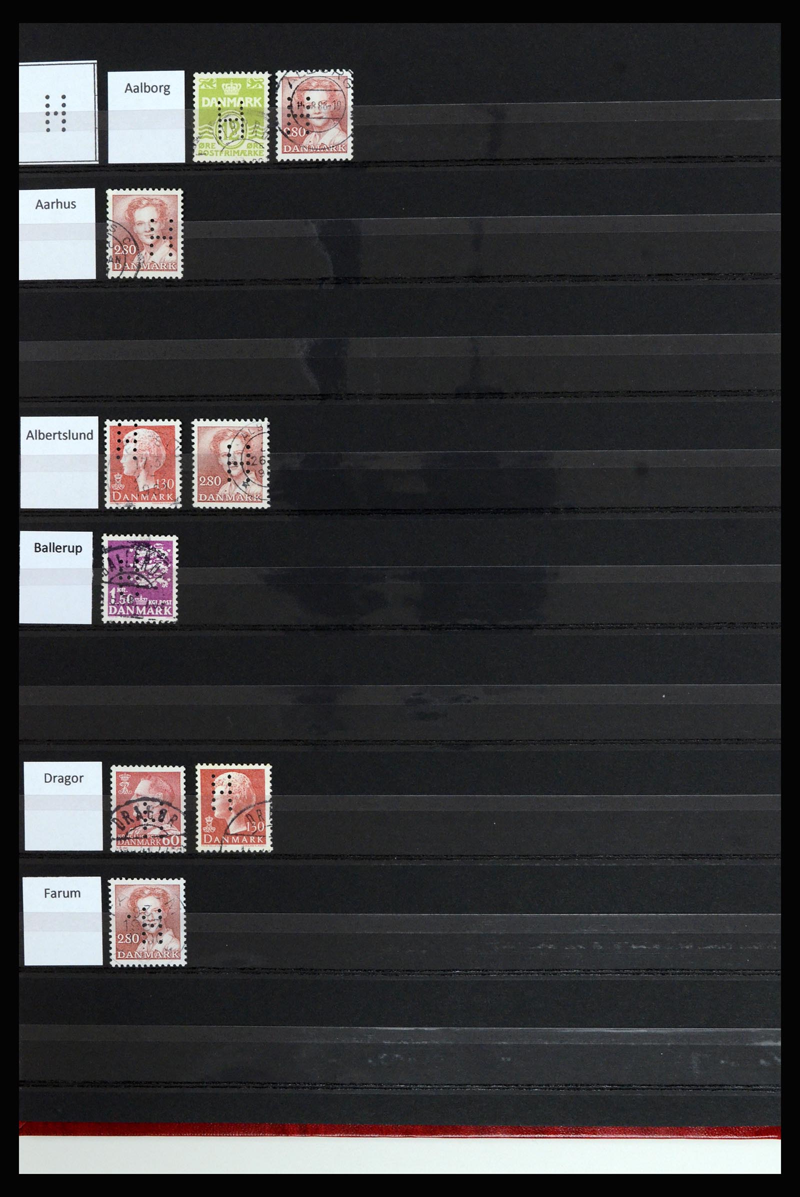37056 014 - Postzegelverzameling 37056 Denemarken perfins.