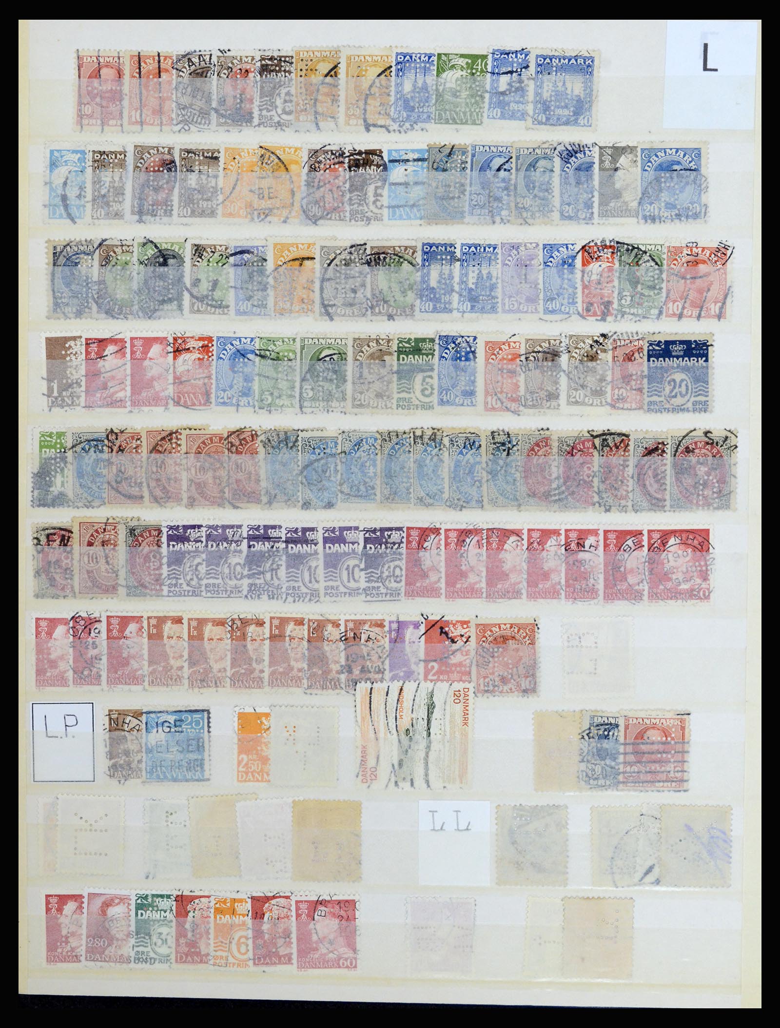 37056 053 - Postzegelverzameling 37056 Denemarken perfins.