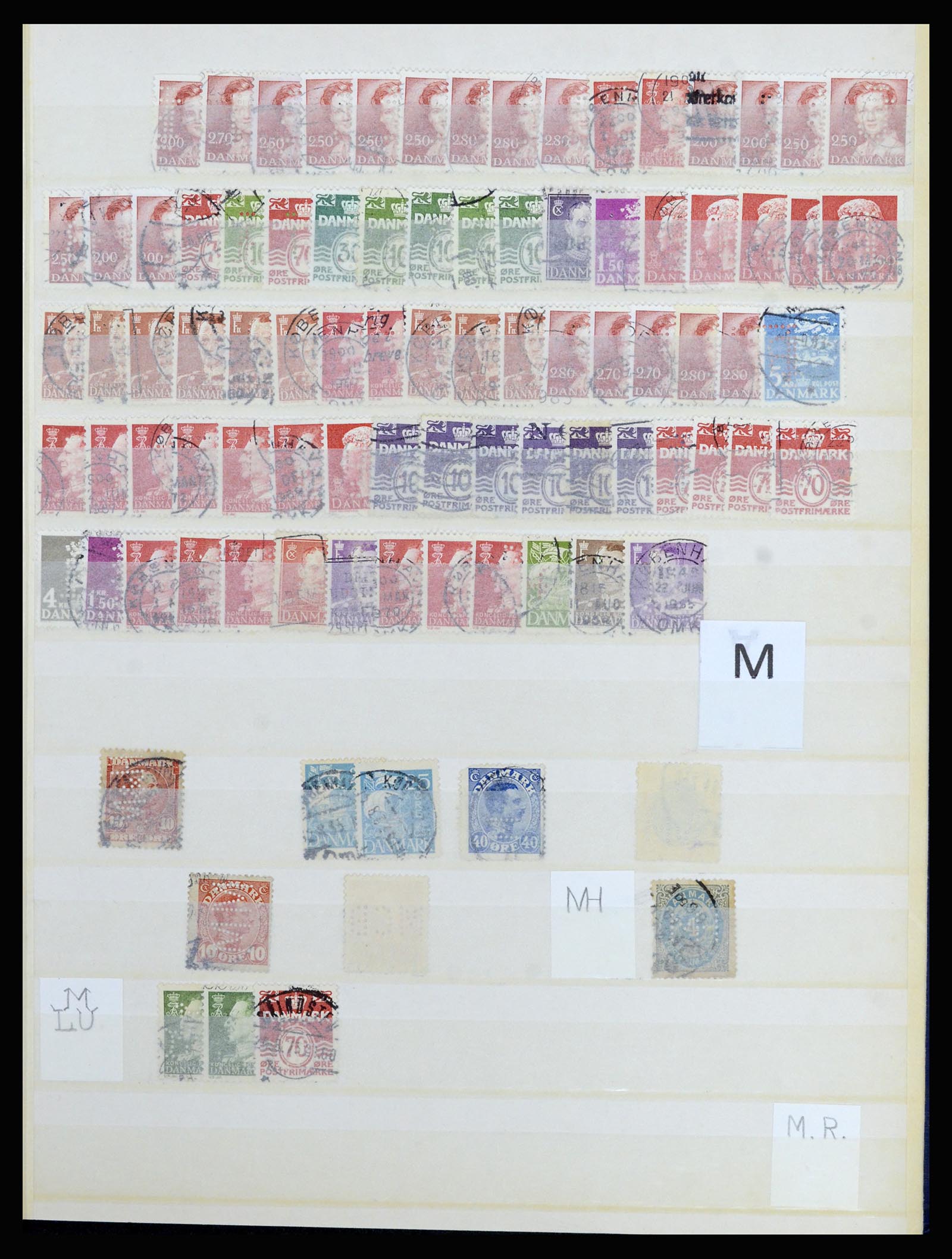 37056 054 - Postzegelverzameling 37056 Denemarken perfins.