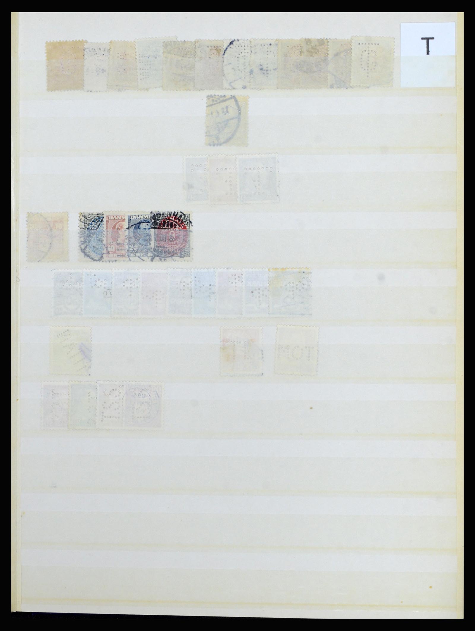 37056 060 - Postzegelverzameling 37056 Denemarken perfins.