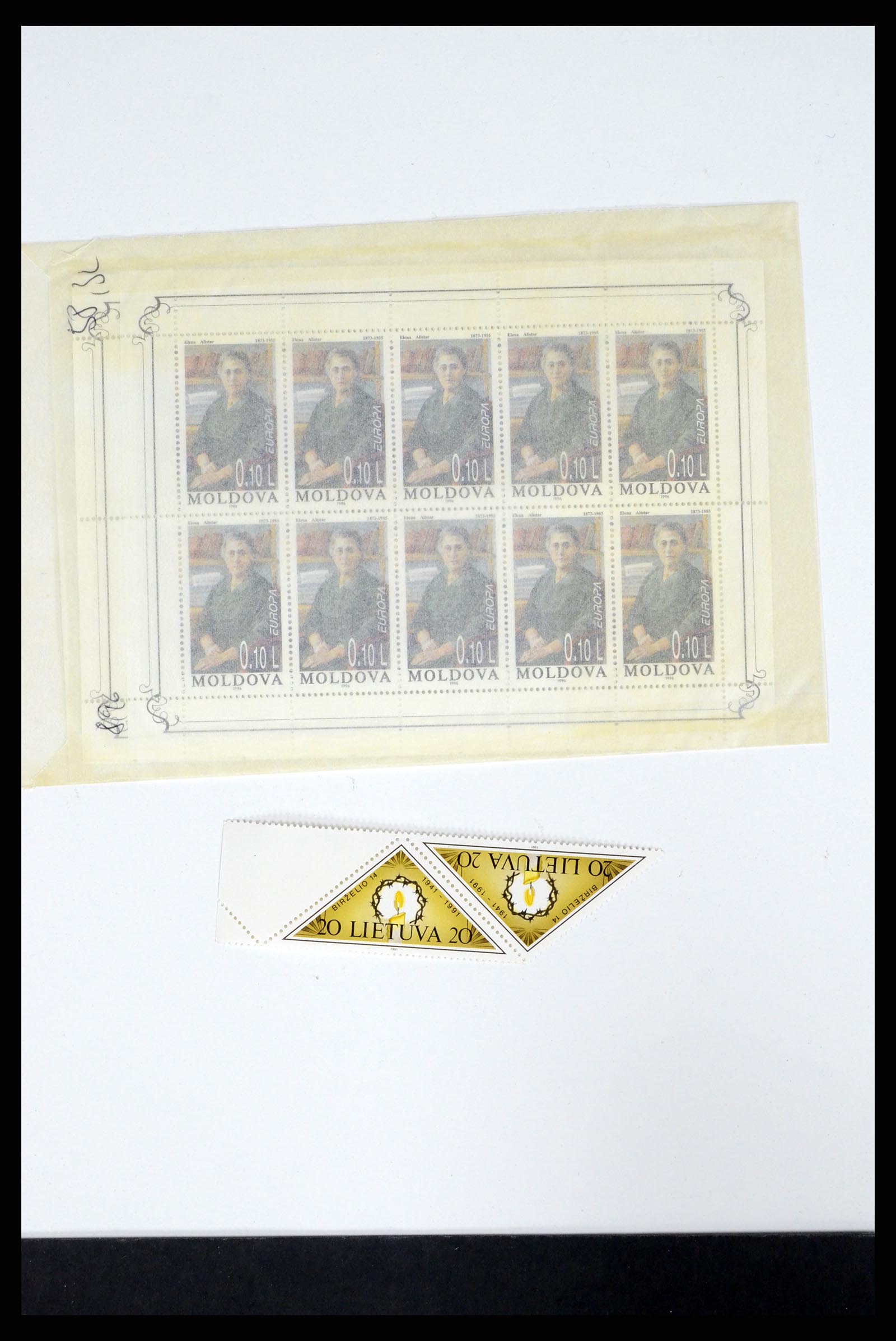 37351 256 - Postzegelverzameling 37351 Europese landen postfris 1990-2000.