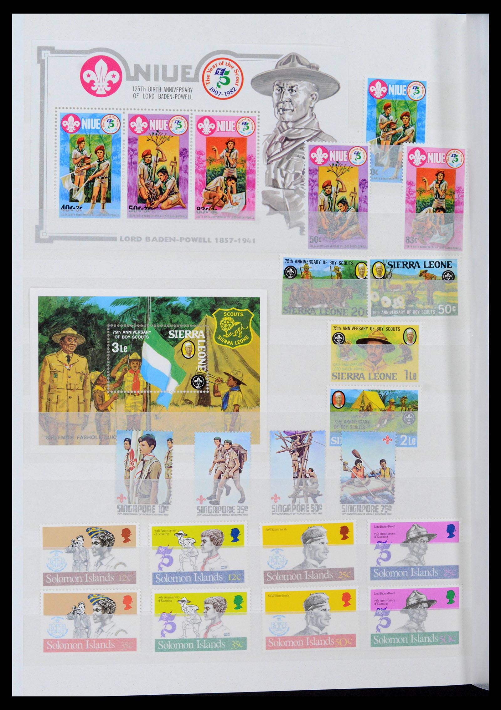 38806 0082 - Postzegelverzameling 38806 Motief scouting 1925-2007.