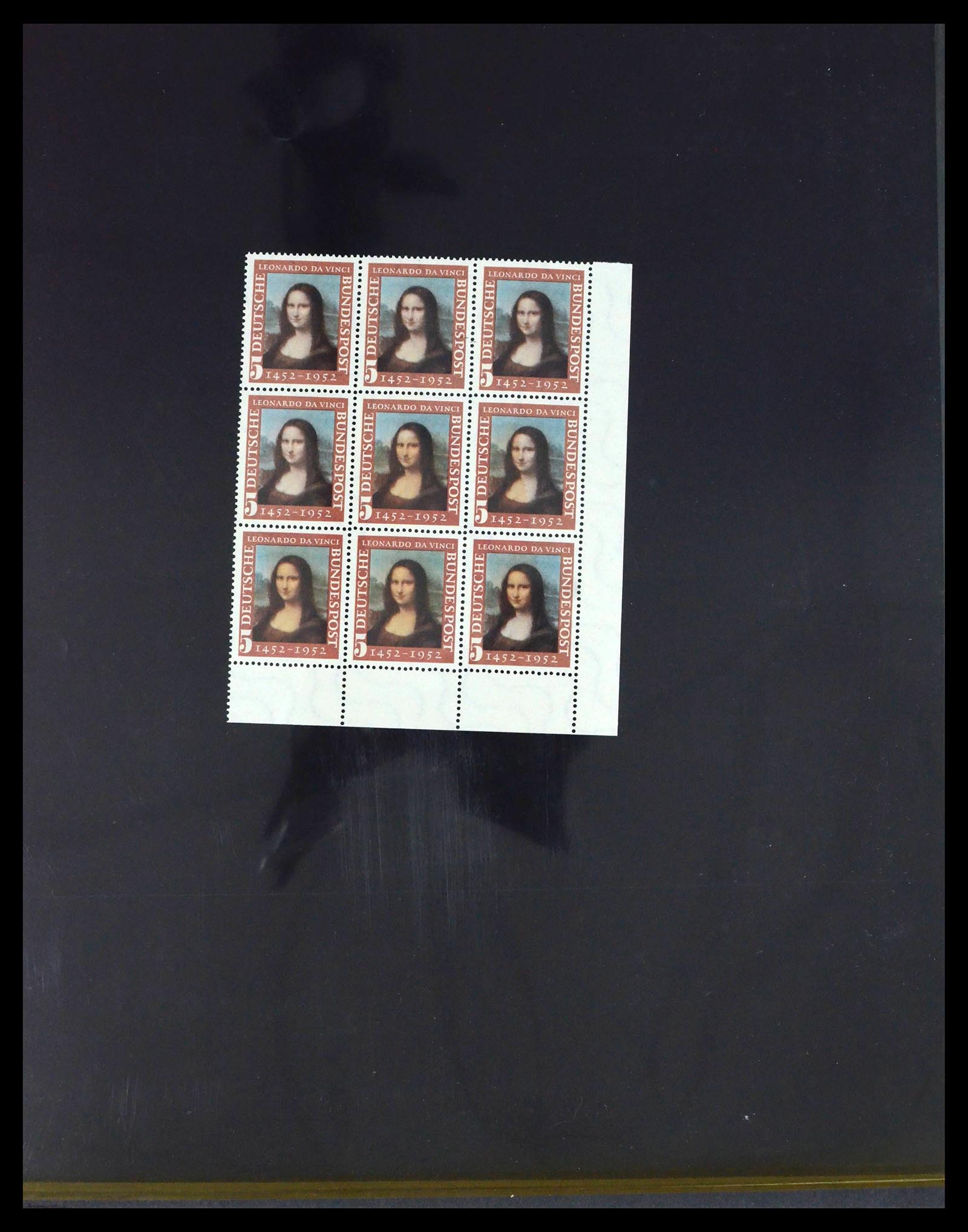 39977 0018 - Stamp collection 39977 Thematic collection Mona Lisa 1952.